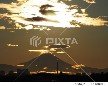 輝く夕空に浮かび上がる富士山のシルエット 輝く夕空に浮かび上がる富士山のシルエット 114188015