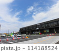 秋空と白い雲と駅前のロータリー 114188524