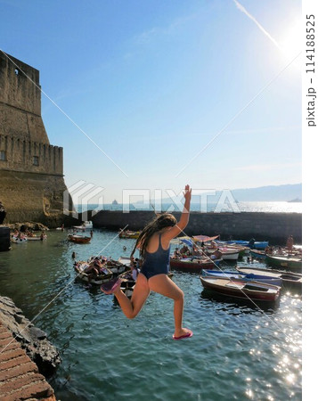 Castel dell' Ovo（卵城）周辺の海水浴場　海に飛び込むこども（イタリア　ナポリ） 114188525