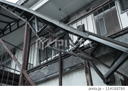 古びた集合住宅	 114188780