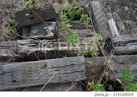 古びた重なった枕木	 114189029