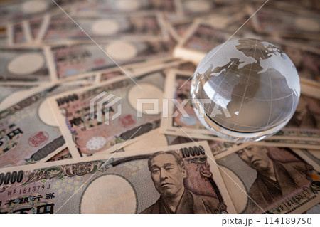 大量の一万円札とガラスの地球儀 10000 yen bills and a glass globe 大量の一万円札とガラスの地球儀 10000 yen bills and a glass globe 114189750