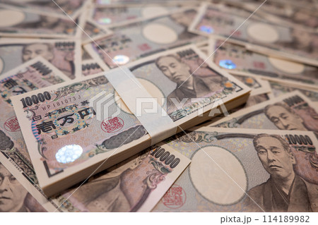 大量の一万円札 lots of 10,000 yen bills 大量の一万円札 lots of 10,000 yen bills 114189982
