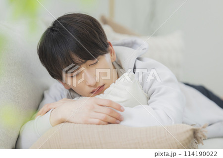 リビングでくつろぐ若い男性 114190022