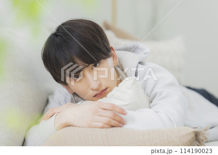 リビングでくつろぐ若い男性 リビングでくつろぐ若い男性 114190023