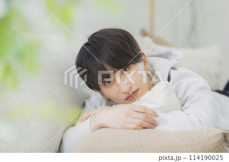 リビングでくつろぐ若い男性 リビングでくつろぐ若い男性 114190025