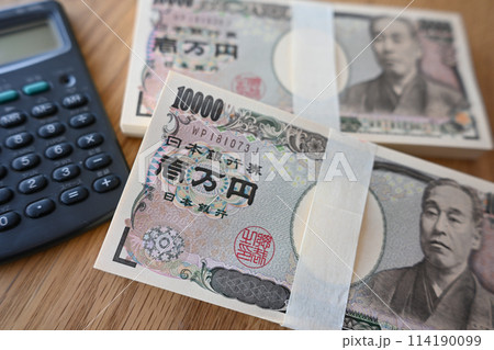 大量の一万円札と電卓 lots of 10,000 yen bills の写真素材 [114190099] - PIXTA