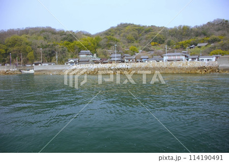 「志々島（ししじま）」港町風景（粟島汽船の船上より）/香川県三豊市 114190491