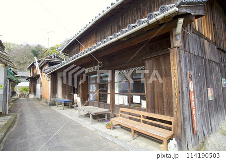 「志々島(ししじま)」無人休憩所/ノスタルジックな港町風景/香川県三豊市 「志々島(ししじま)」無人休憩所/ノスタルジックな港町風景/香川県三豊市 114190503