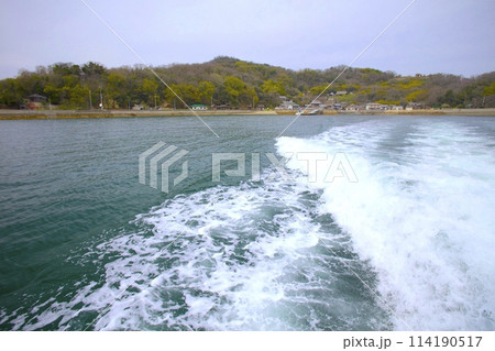 「志々島(ししじま)」港町風景(粟島汽船の船上より)/香川県三豊市 「志々島(ししじま)」港町風景(粟島汽船の船上より)/香川県三豊市 114190517