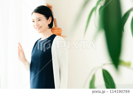 朝の日差しを浴びる女ミドル女性 朝の日差しを浴びる女ミドル女性 114190789