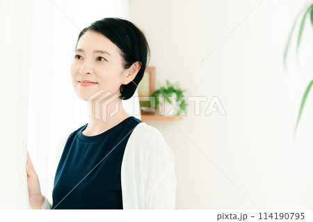 朝の日差しを浴びる女ミドル女性 114190795