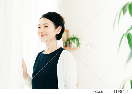 朝の日差しを浴びる女ミドル女性 朝の日差しを浴びる女ミドル女性 114190796