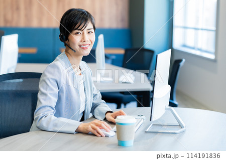 オフィスで働く女性のオペレーター オフィスで働く女性のオペレーター 114191836