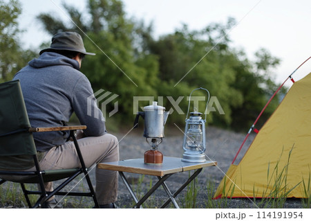 キャンプを楽しむ男性 114191954