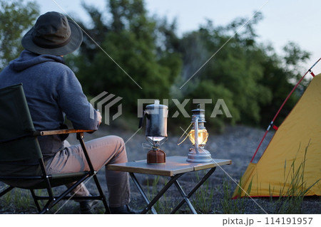 キャンプの夕暮れを楽しむ男性 キャンプの夕暮れを楽しむ男性 114191957