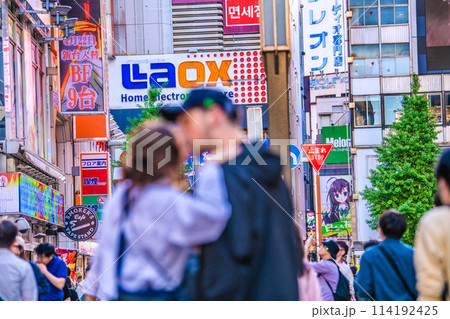 日本の東京都市景観 インバウンド復活…、外国人観光客で賑わう秋葉原。カップルの姿も目立つ＝5月3日 114192425
