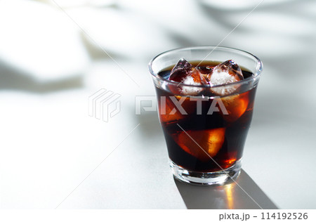 木洩れ日とアイスコーヒー 木洩れ日とアイスコーヒー 114192526