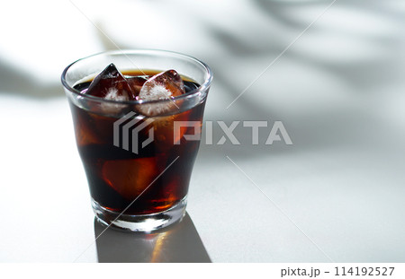 木洩れ日とアイスコーヒー 木洩れ日とアイスコーヒー 114192527