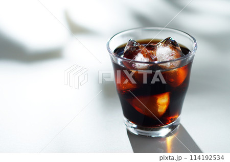木洩れ日とアイスコーヒー 木洩れ日とアイスコーヒー 114192534