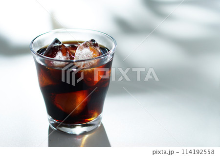 木洩れ日とアイスコーヒー 木洩れ日とアイスコーヒー 114192558