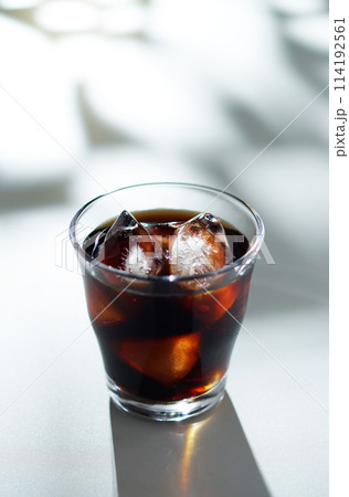 木洩れ日とアイスコーヒー 114192561