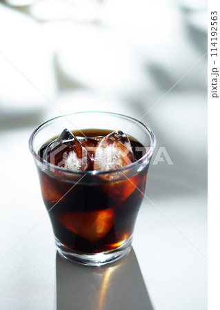 木洩れ日とアイスコーヒー 114192563