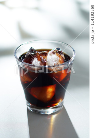 木洩れ日とアイスコーヒー 木洩れ日とアイスコーヒー 114192569