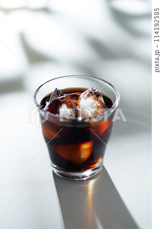 木洩れ日とアイスコーヒー 114192585