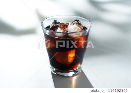 木洩れ日とアイスコーヒー 木洩れ日とアイスコーヒー 114192593