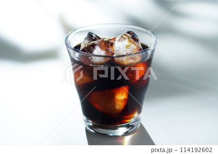 木洩れ日とアイスコーヒー 木洩れ日とアイスコーヒー 114192602