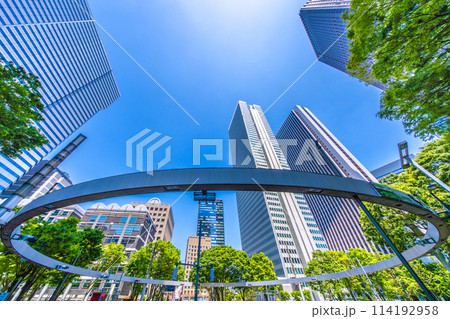 日本の東京都市景観　新宿。新宿警察署裏交差点の西新宿サインリングや超高層ビル群などを望む＝4月28日 114192958