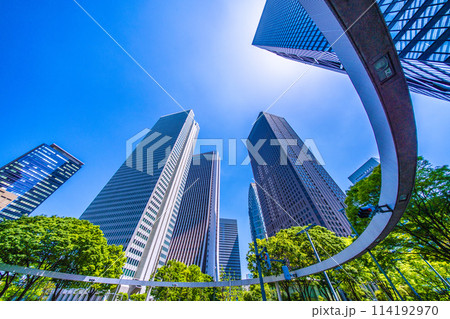 日本の東京都市景観　新宿。新宿警察署裏交差点の西新宿サインリングや超高層ビル群などを望む＝4月28日 114192970