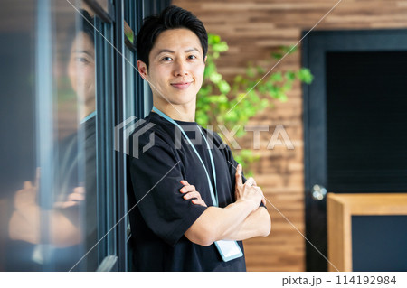 オフィスで働くビジネスパーソン 114192984