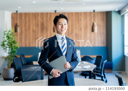 オフィスで働くビジネスマン オフィスで働くビジネスマン 114193000