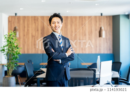 オフィスで働くビジネスパーソン オフィスで働くビジネスパーソン 114193021