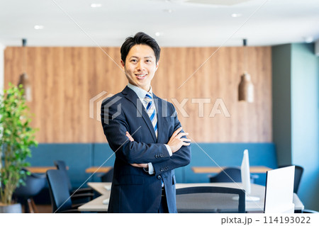 オフィスで働くビジネスパーソン オフィスで働くビジネスパーソン 114193022