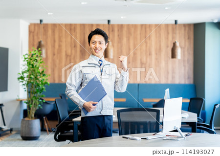 作業服のビジネスパーソン 作業服のビジネスパーソン 114193027