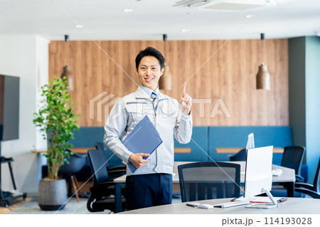 作業服のビジネスパーソン 114193028