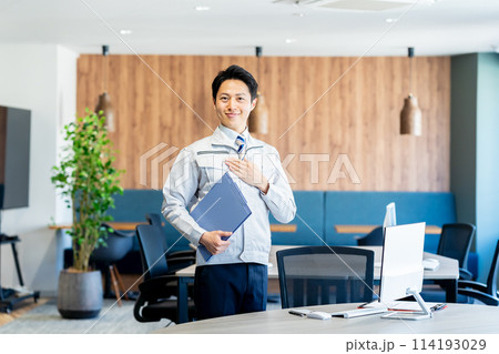 作業服のビジネスパーソン 114193029