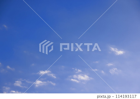 雲のある青空 (背景素材) 雲のある青空 (背景素材) 114193117