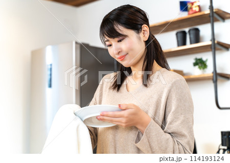皿洗いをする女性 皿洗いをする女性 114193124