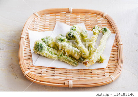 こごみの天ぷら 114193140