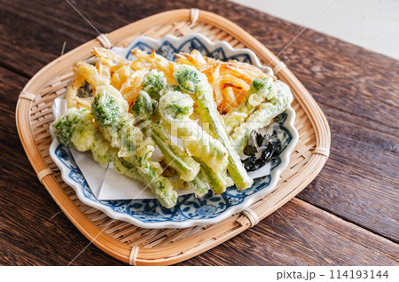 コゴミと新玉ねぎの天ぷら 114193144