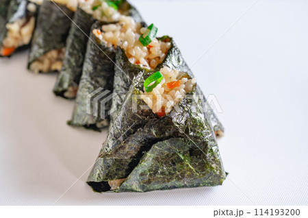 五目ご飯の海苔巻き 114193200