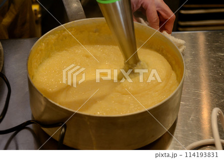 ブレンダーでスープ・ソースを作る、調理中 ブレンダーでスープ・ソースを作る、調理中 114193831