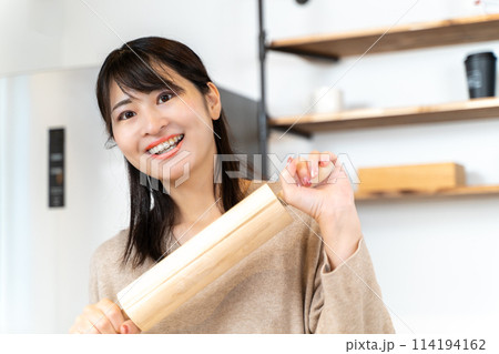 台所で料理を作る女性 114194162