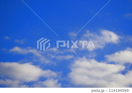 雲のある青空 (背景素材) 雲のある青空 (背景素材) 114194569