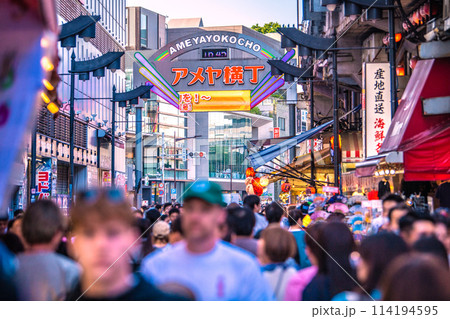 日本の東京都市景観 GW。インバウンド復活…外国人観光客らで賑わうアメ横＝令和6年5月3日 114194595