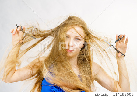 Girl with scissors for haircutting 114195009